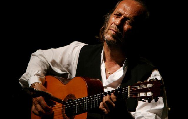 Paco de Lucía tocando en Algeciras en septiembre de 2006. / Foto: JOSE LUIS ROCA/AFP/Getty Images