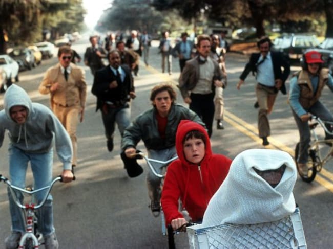 Escena mítica de la película E.T., el extraterrestre.