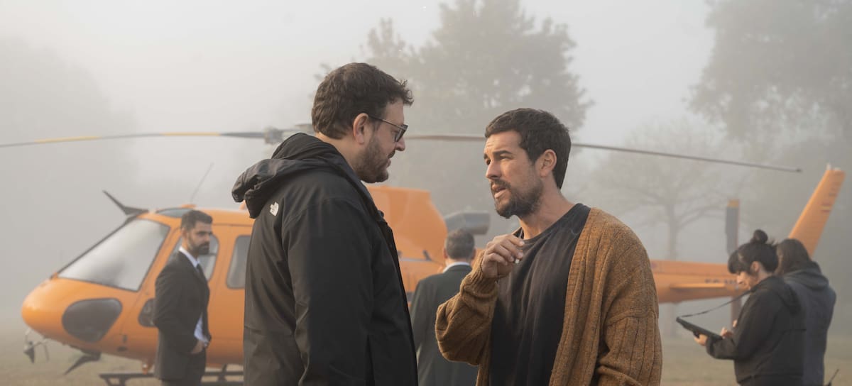 Dani de la Torre con Mario Casas en el rodaje de 'Zeta'. / Helena Barreto / Prime Video