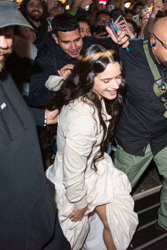 Solo algunos afortunados pudieron ver de cerca el recién estrenado nuevo look de Rosalía para esta nueva era. (Foto cedida por la agencia Está Pasando)