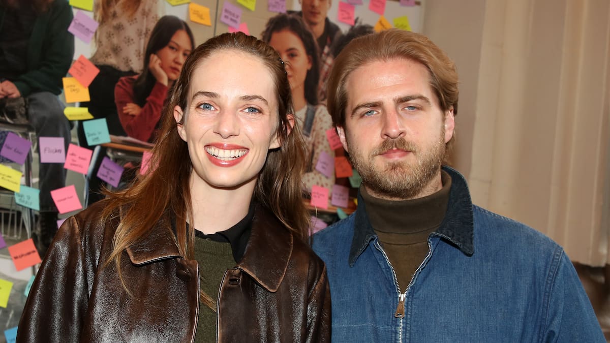 Maya Hawke se casa con el músico Christian Lee Hutson junto a sus compañeros de 'Stranger Things'
