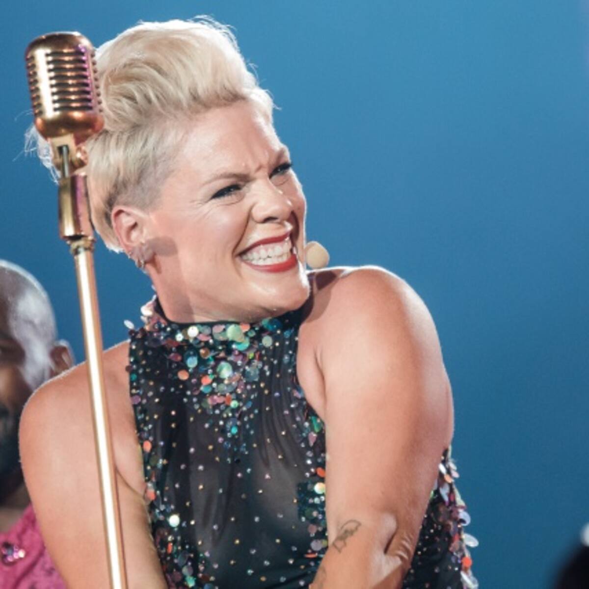 Pink dona medio millón de dólares a Australia