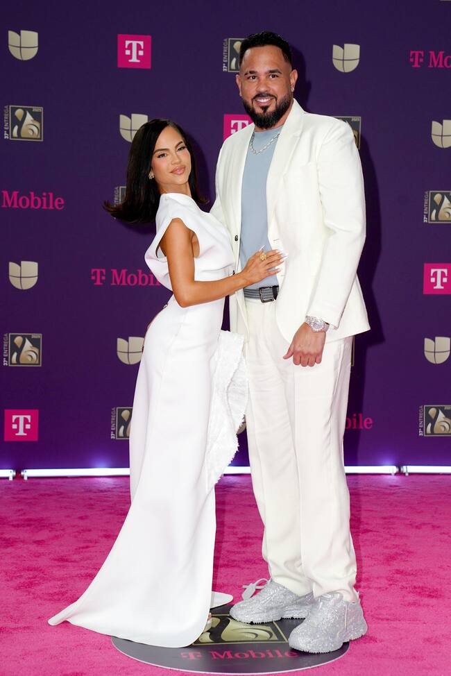 Vimos varias parejas en la alfombra roja de estos premios y una de ellas muy conjuntada en su noche de blanco: Natti Natasha y Raphy Pina que está disfrutando de su reciente libertad.