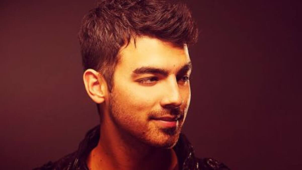 ¡Joe Jonas confesó cómo fue su primera vez!