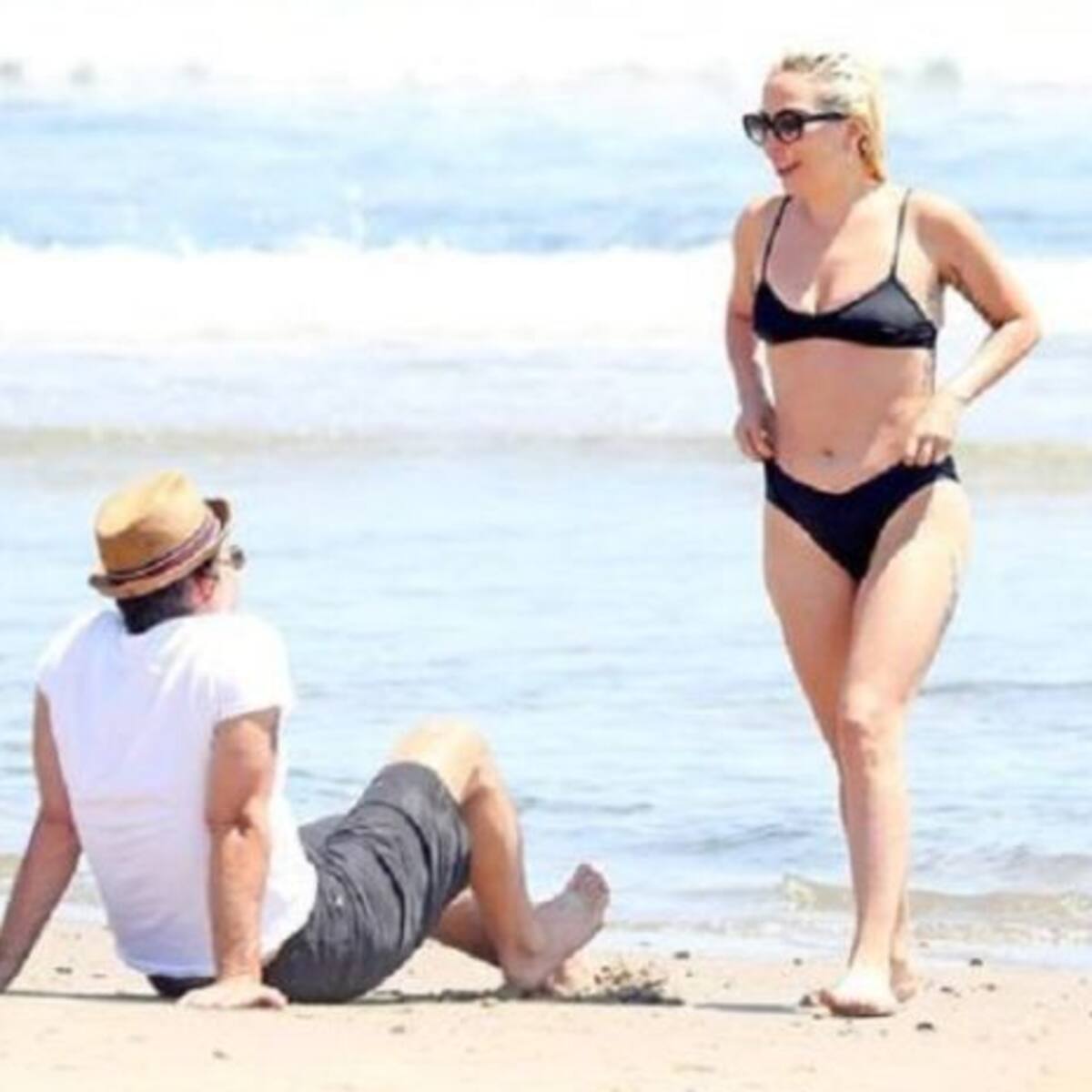 Lady Gaga se mostró junto a su novio en la playa