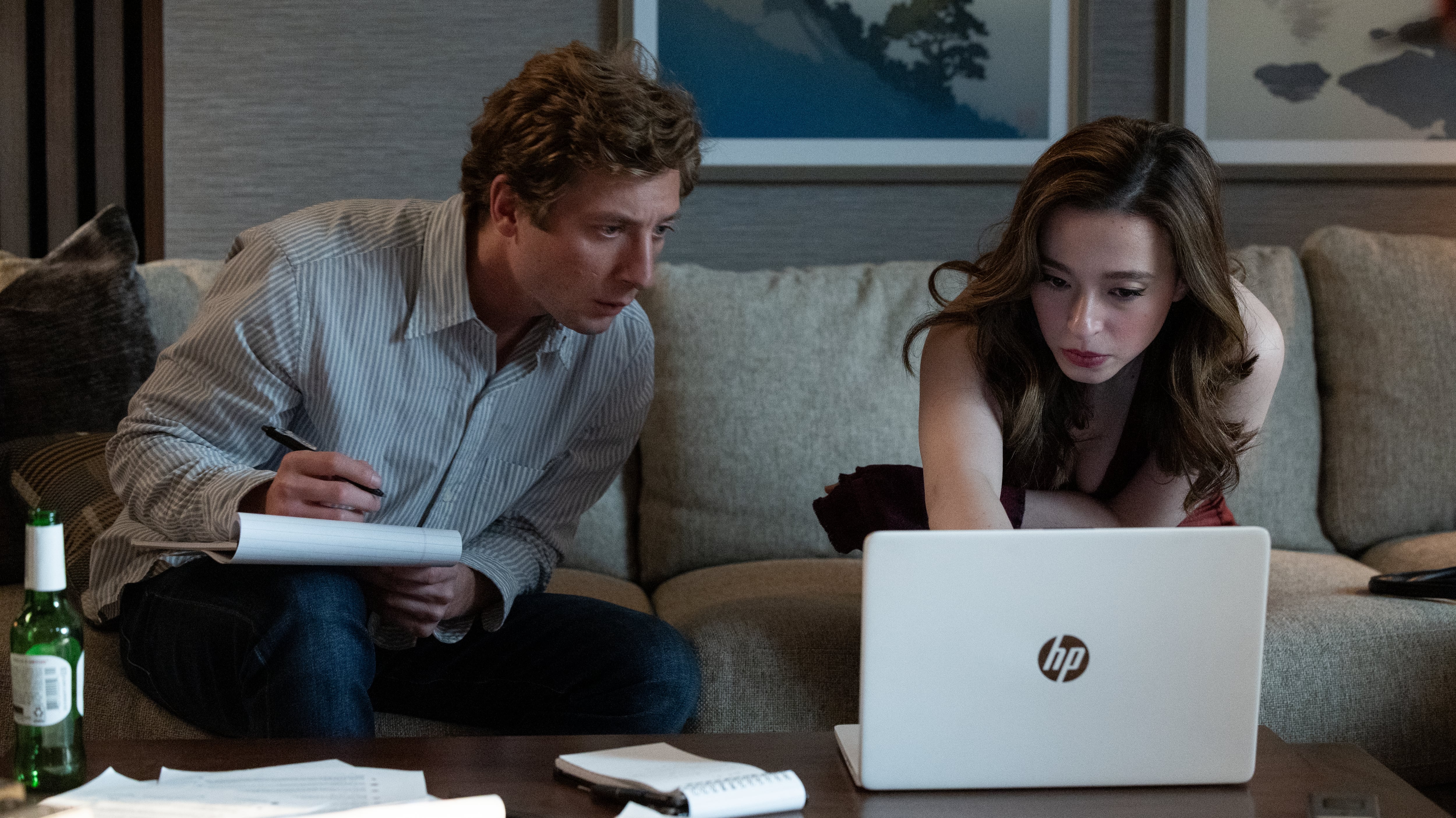 Jeremy Allen White y Mikey Madison en 'El precio de la red'. / Sony Pictures