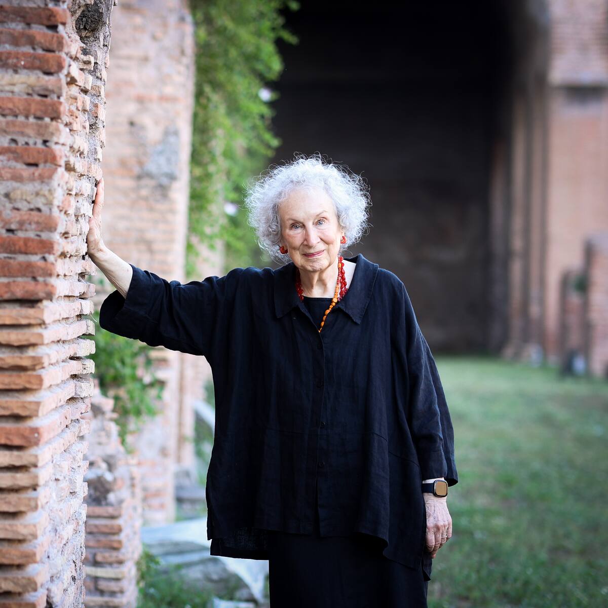 El nuevo trabajo de Margaret Atwood ('El cuento de la criada') y mucho más en el ecuador de marzo