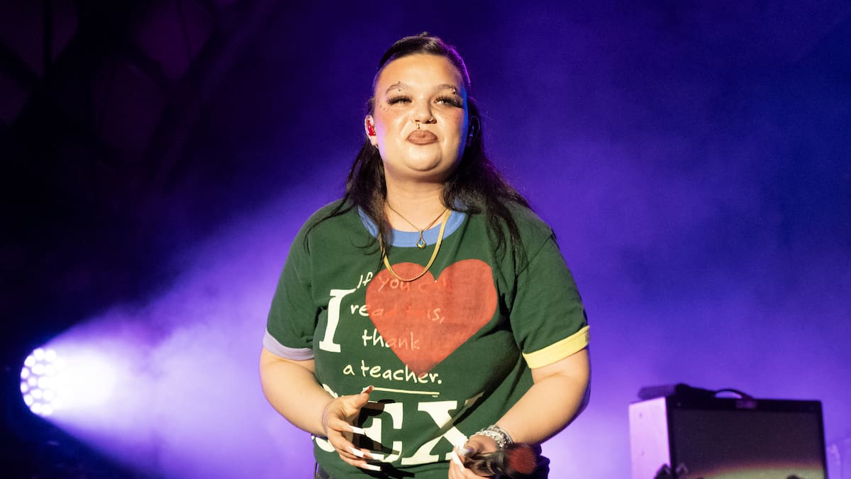 Lola Young ya sufre las consecuencias de años vapeando: “Mis pulmones parecen funcionar con pilas”