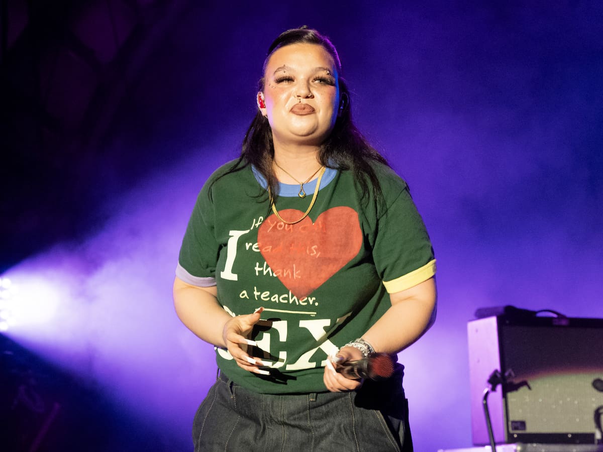 Lola Young ya sufre las consecuencias de años vapeando: “Mis pulmones parecen funcionar con pilas”