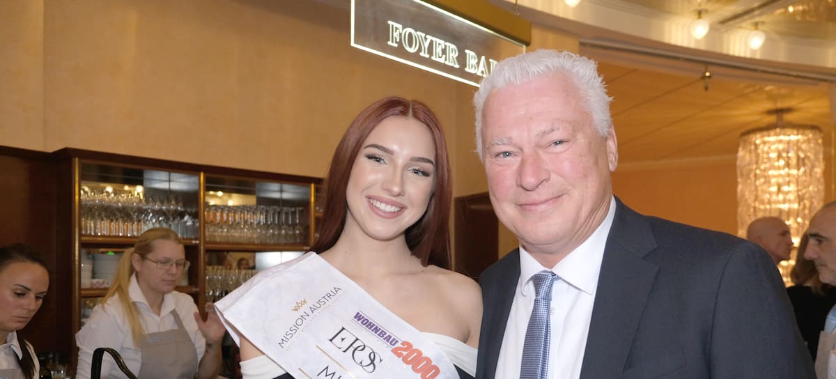 Lucia Sisic (izquierda) y Toni Polster posan durante el desfile benéfico de Pro Juventute celebrado en el Centro de Congresos de Baden.