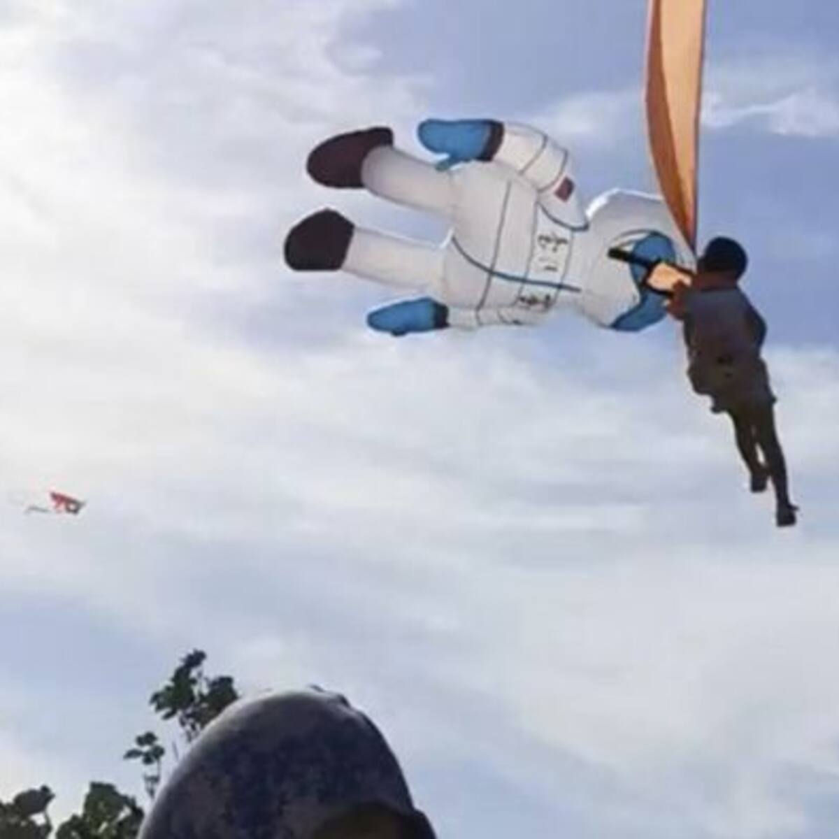 Niña se enreda con cometa y vuela por el aire