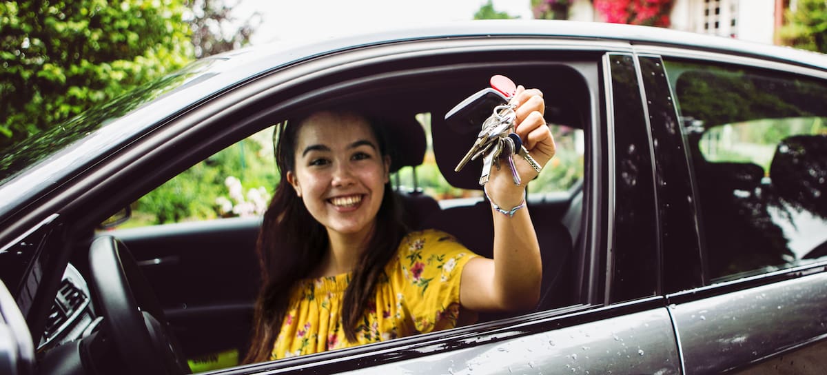 Una menor al volante de un coche