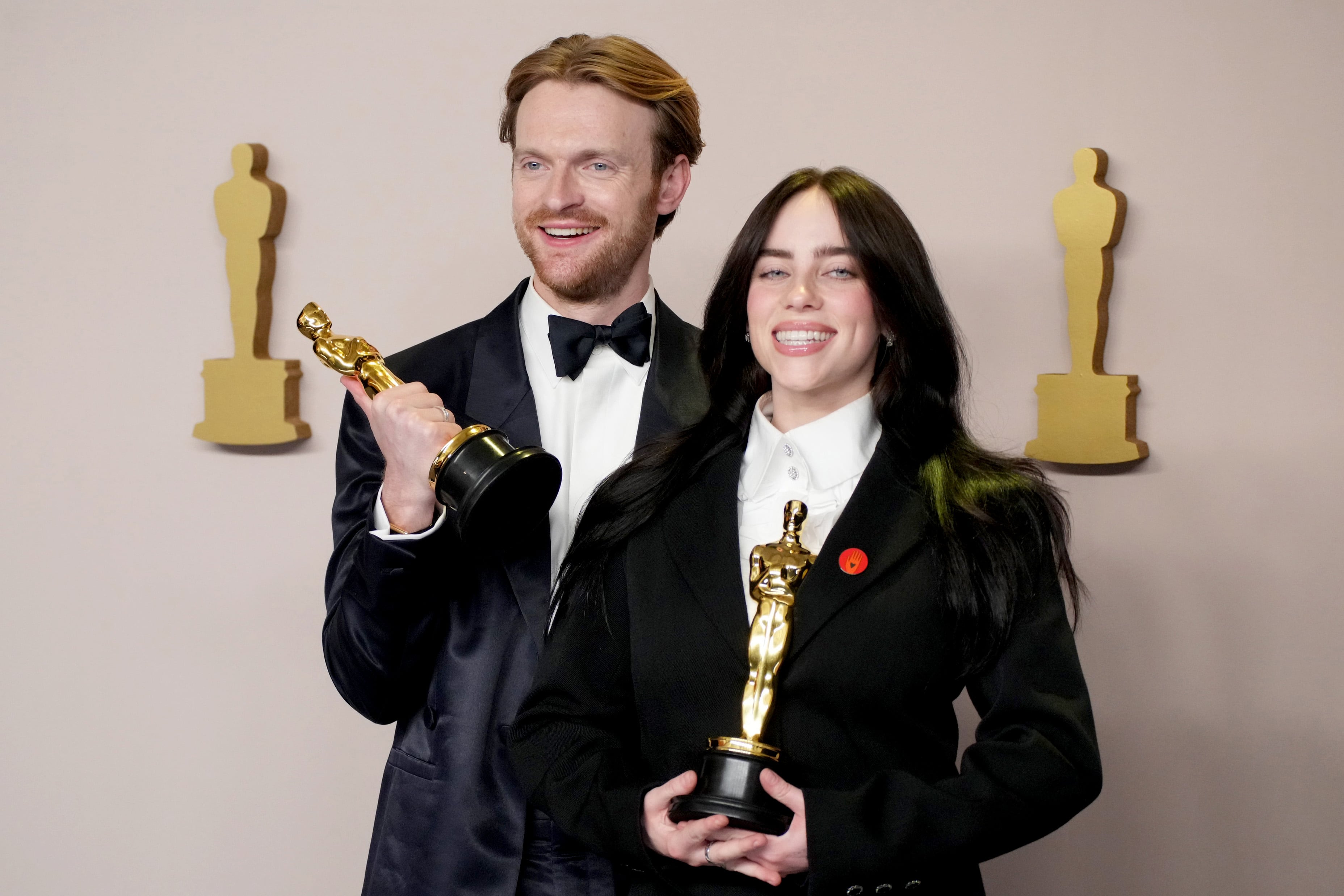 Finneas O'Connell y Billie Eilish posando en la alfombra roja de la ceremonia de la Academia de Cine con su segundo premio Oscar por la Mejor Canción Original por 'What Was I Made For?'.