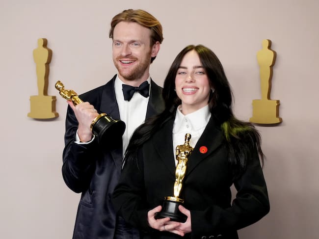 Finneas O'Connell y Billie Eilish posando en la alfombra roja de la ceremonia de la Academia de Cine con su segundo premio Oscar por la Mejor Canción Original por 'What Was I Made For?'.