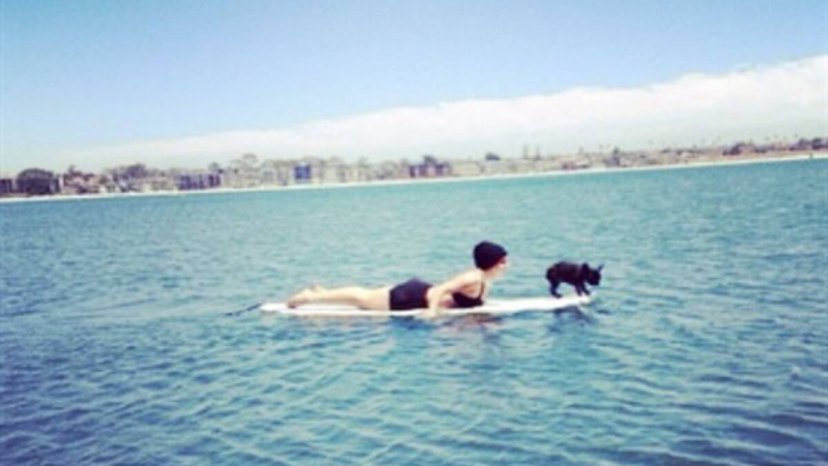 Lagy Gaga surfeó acompañada