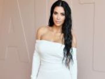 Kim Kardashian se trepa a un árbol totalmente desnuda
