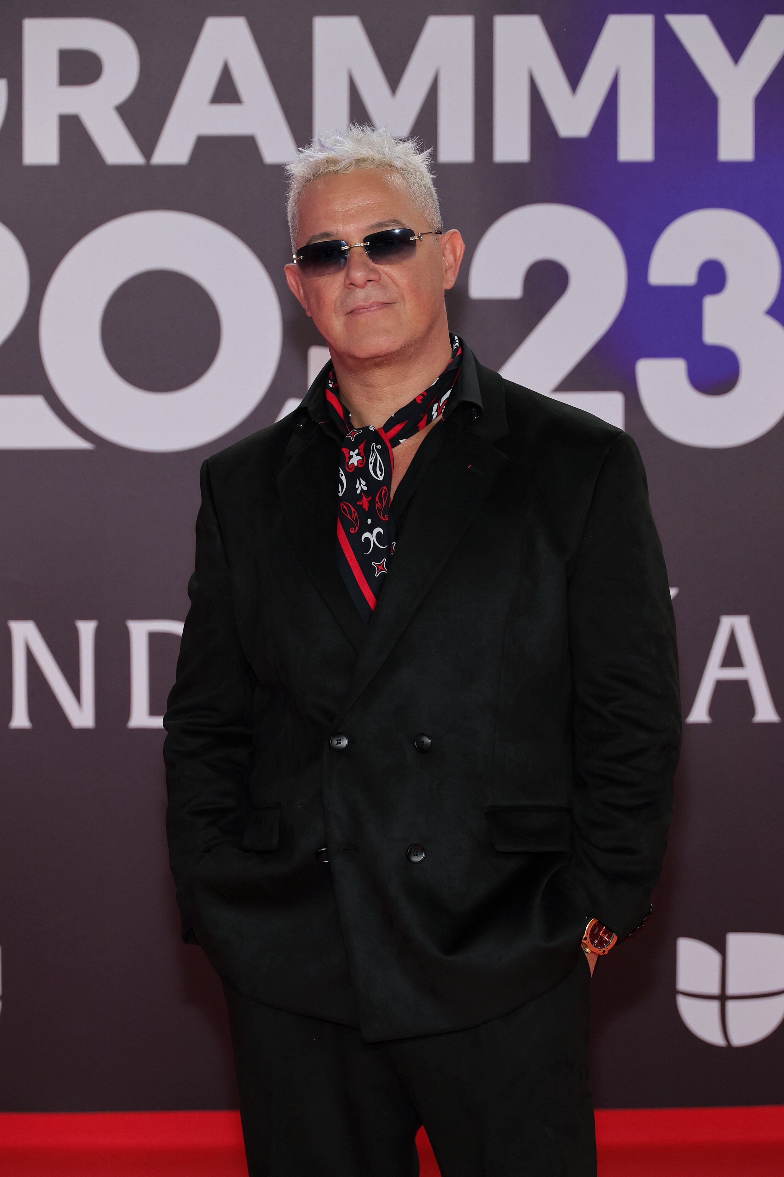 Alejandro Sanz mezcló lo clásico y lo moderno con su traje-chaqueta con un precioso pañuelo colorido