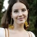 Lana del Rey vuelve a la televisión, tras 8 años de ausencia, y llama la atención su anillo