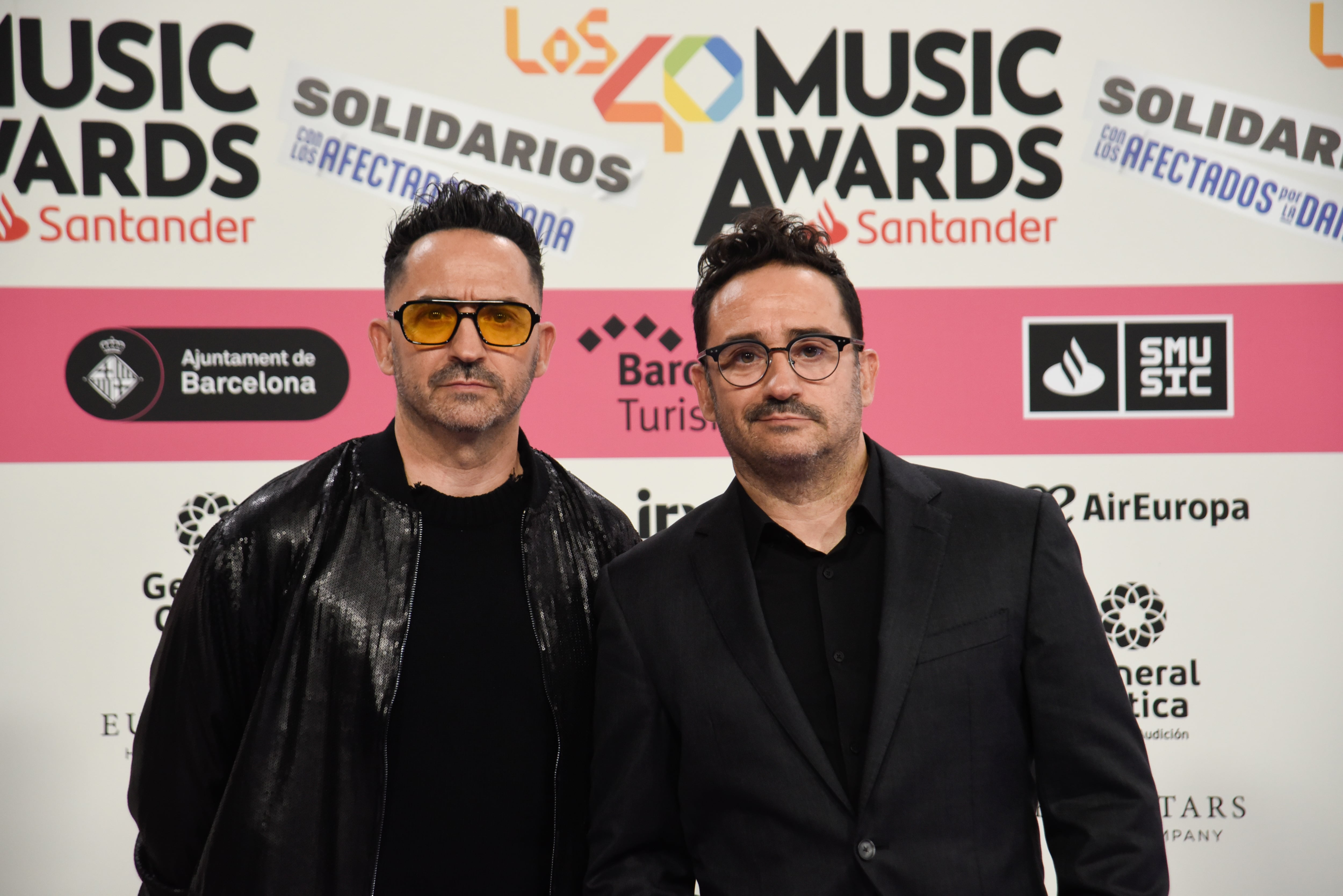 Carlos y Juan Antonio Bayona en la alfombra de LOS40 Music Awards Santander 2024. / Alberto Paredes/Europa Press via Getty