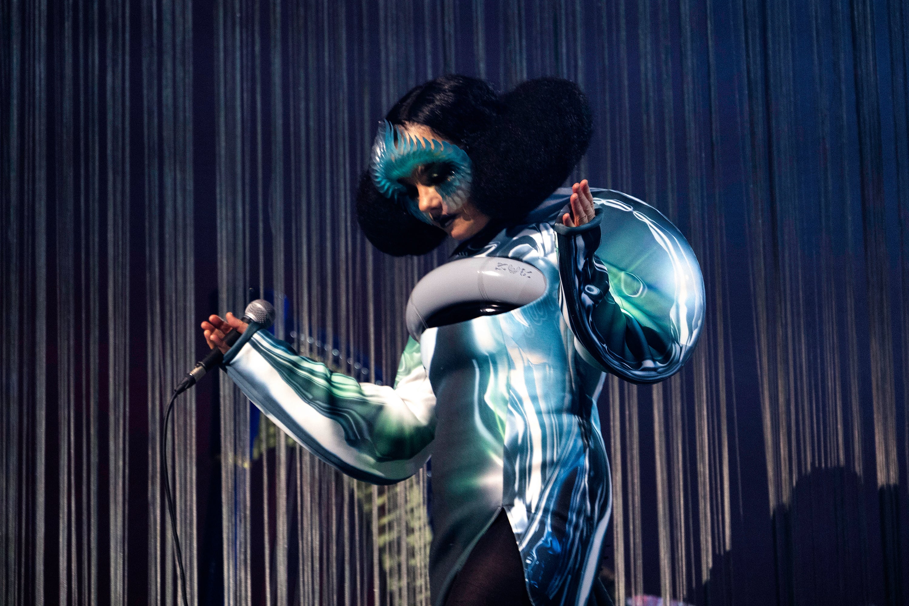 Björk, con &#039;Cornucopia&#039; en Floirac, Francia, en diciembre 2023. (Photo by Santiago Felipe/Redferns for ABA)