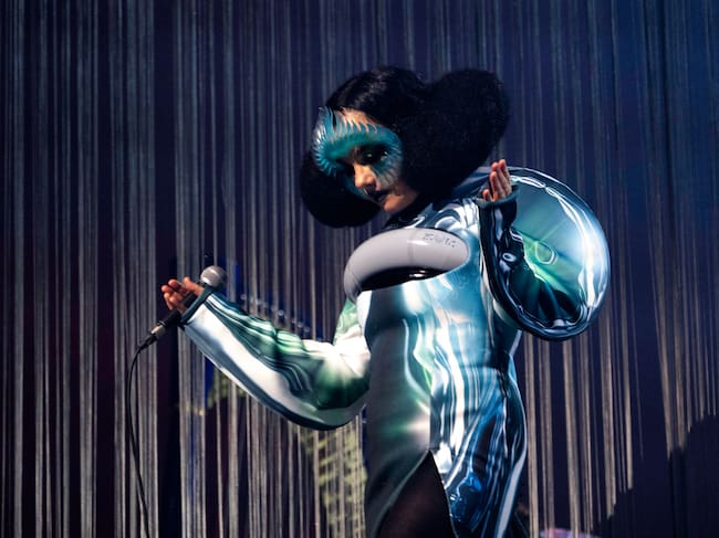 Björk, con 'Cornucopia' en Floirac, Francia, en diciembre 2023. (Photo by Santiago Felipe/Redferns for ABA)