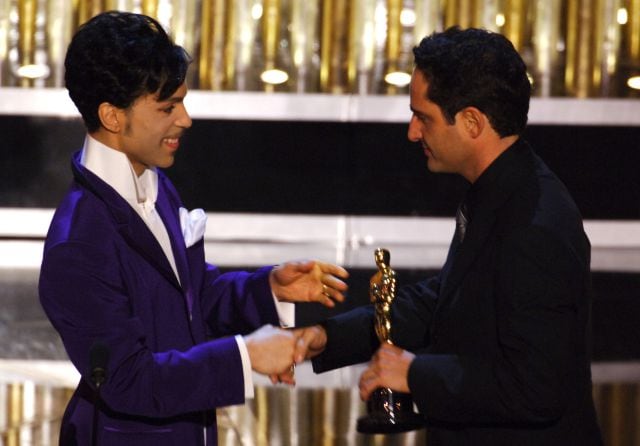 Jorge Drexler recogiendo su Oscar de la mano de Prince en 2005.