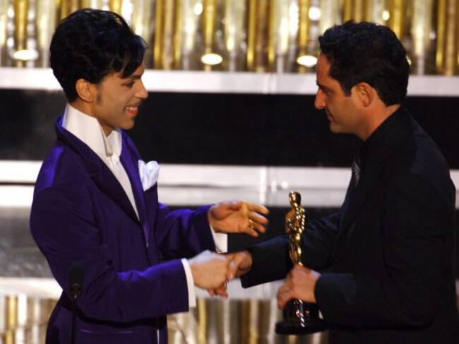 Jorge Drexler recogiendo su Oscar de la mano de Prince en 2005.