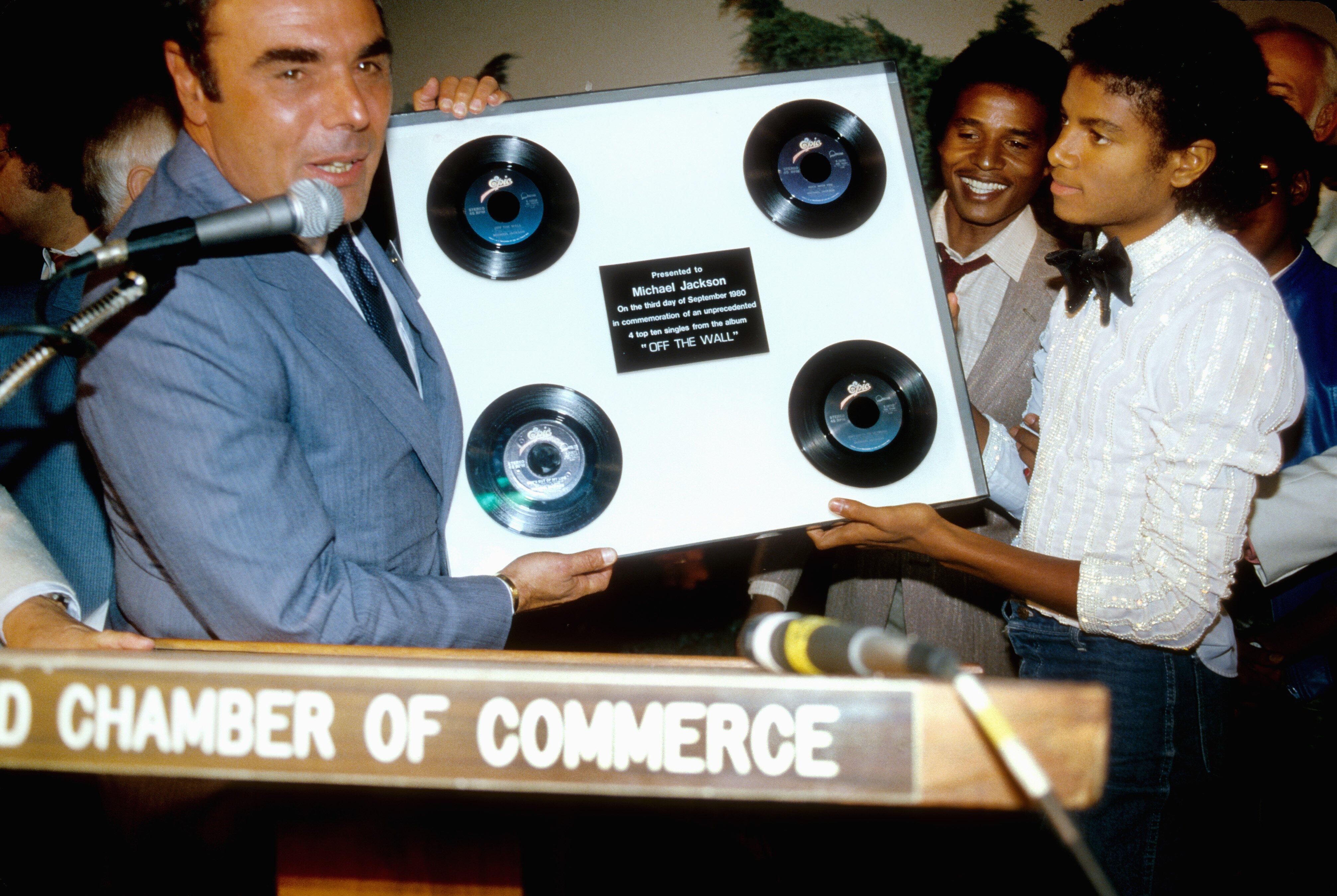 LOS ÁNGELES - 3 DE SEPTIEMBRE: Michael Jackson recibe un premio por sus cuatro sencillos que alcanzaron el top 10 del álbum "Off The Wall" de manos de la Cámara de Comercio de Hollywood el 3 de septiembre de 1980 en Los Ángeles, California. (Foto de Michael Ochs Archive/Getty Images)