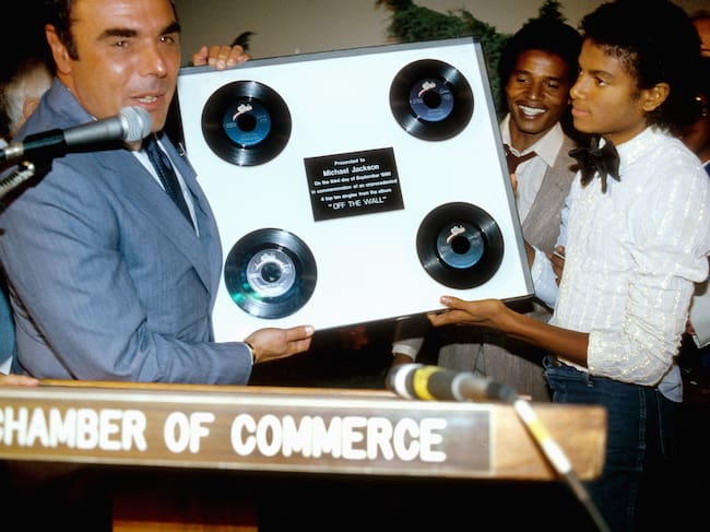 LOS ÁNGELES - 3 DE SEPTIEMBRE: Michael Jackson recibe un premio por sus cuatro sencillos que alcanzaron el top 10 del álbum "Off The Wall" de manos de la Cámara de Comercio de Hollywood el 3 de septiembre de 1980 en Los Ángeles, California. (Foto de Michael Ochs Archive/Getty Images)