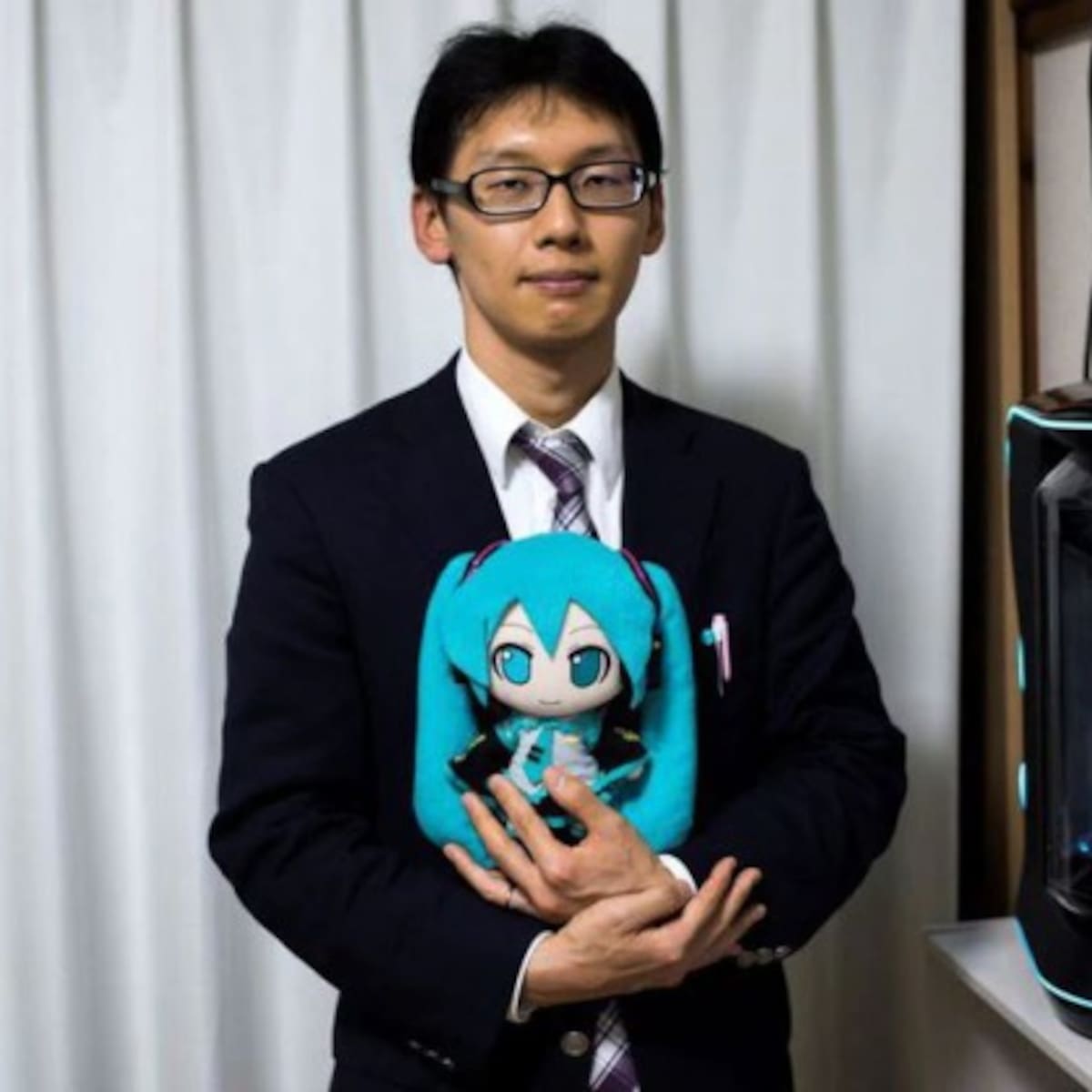 Se casa con un holograma y quedará viudo... ¡por una actualización de software!