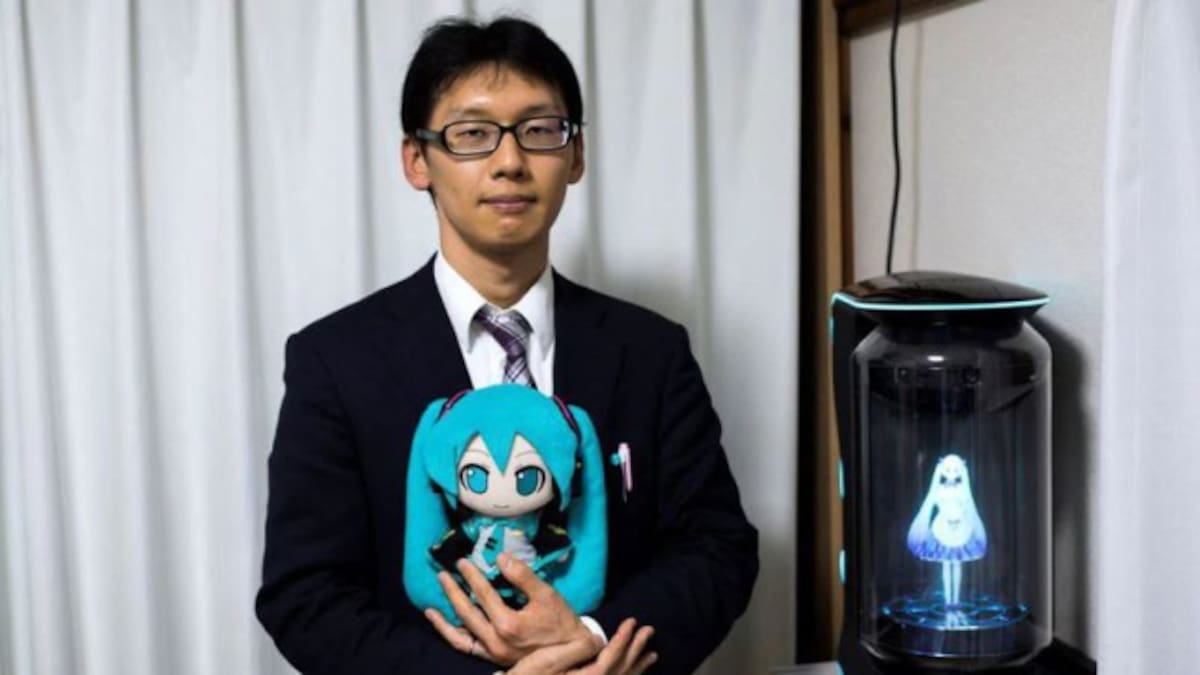 Se casa con un holograma y quedará viudo... ¡por una actualización de software!