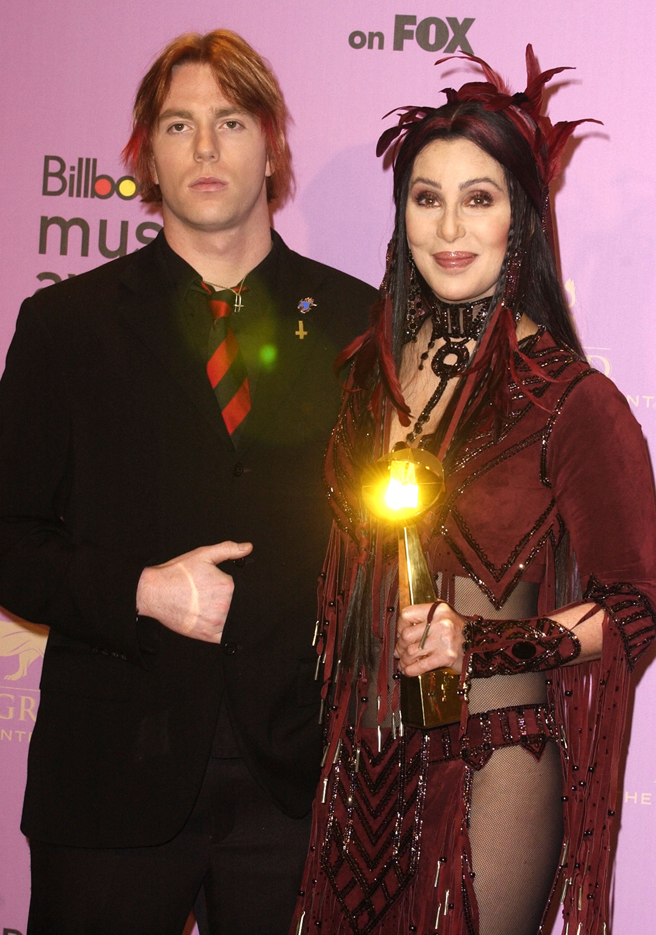 Cher y su hijo Elijah Blue Allman en los Billboard Music Awards celebrados en Las Vegas, Nevada, en el año 2002.