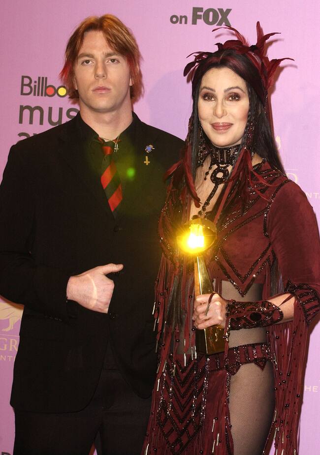 Cher y su hijo Elijah Blue Allman en los Billboard Music Awards celebrados en Las Vegas, Nevada, en el año 2002.