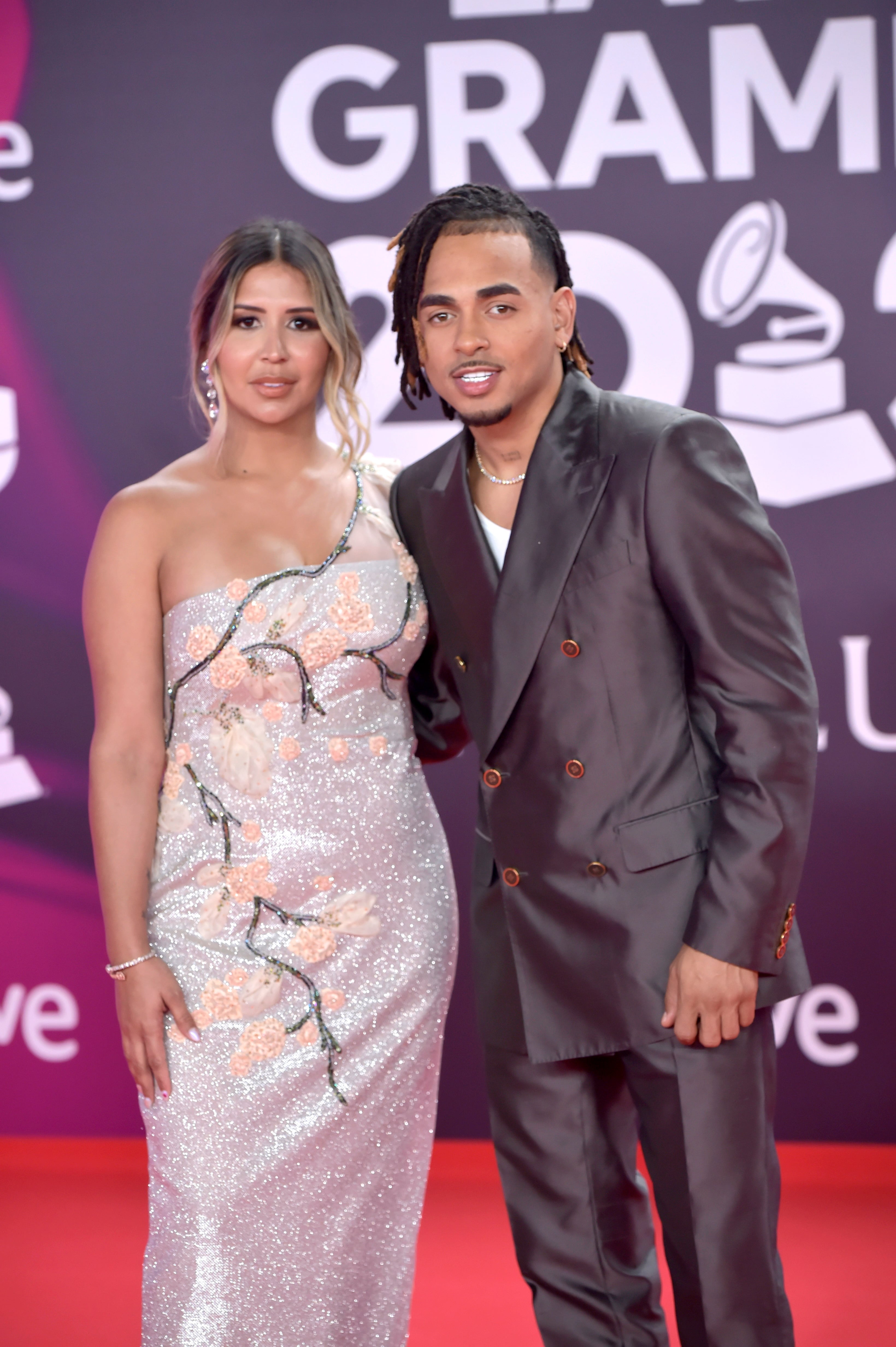 Taina Marie Melendez y Ozuna dejaron a sus pequeños para conjuntarse así de guapos en la alfombra roja