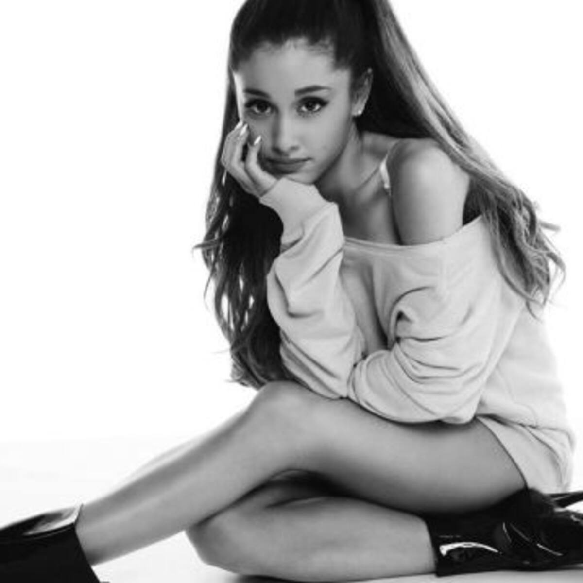 Ariana Grande se toma foto topless y sorprende al mundo