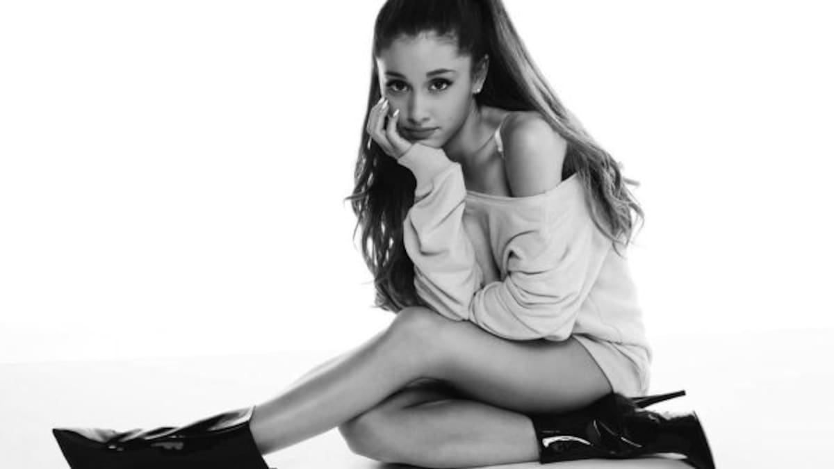 Ariana Grande se toma foto topless y sorprende al mundo