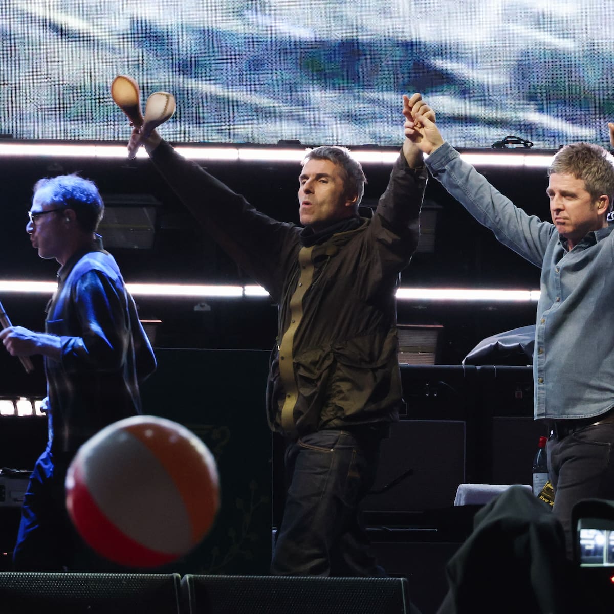 Oasis anuncia su gira de conciertos para 2027 con parada en España: Los hermanos Gallagher vuelven a Barcelona