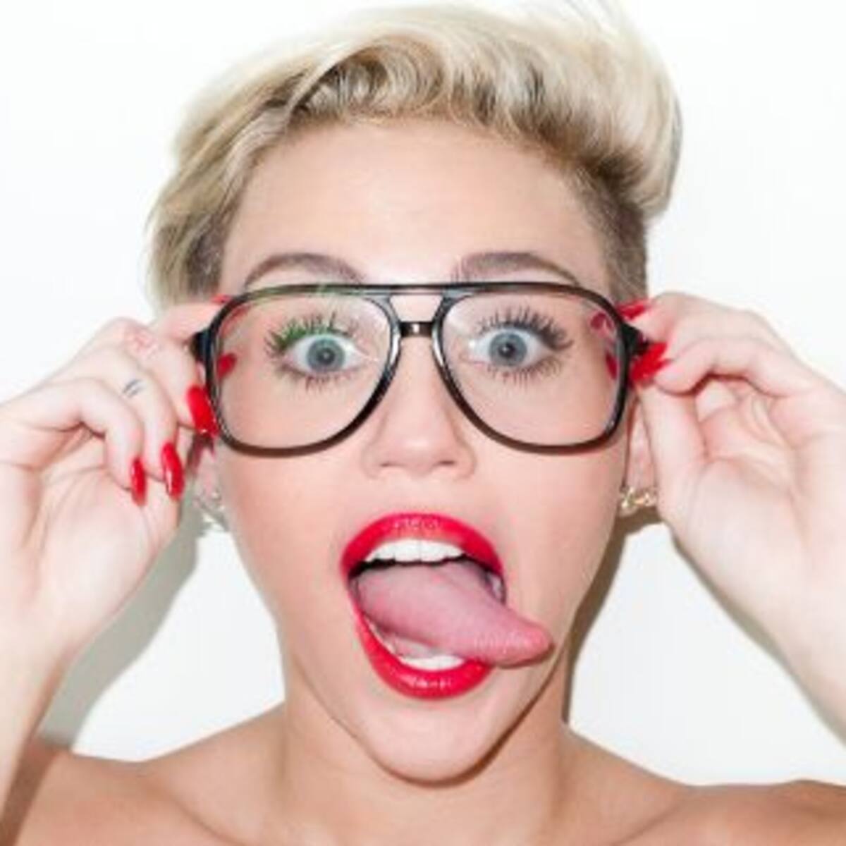 Miley Cyrus comparte selfies hot junto a las hijas de dos celebrities