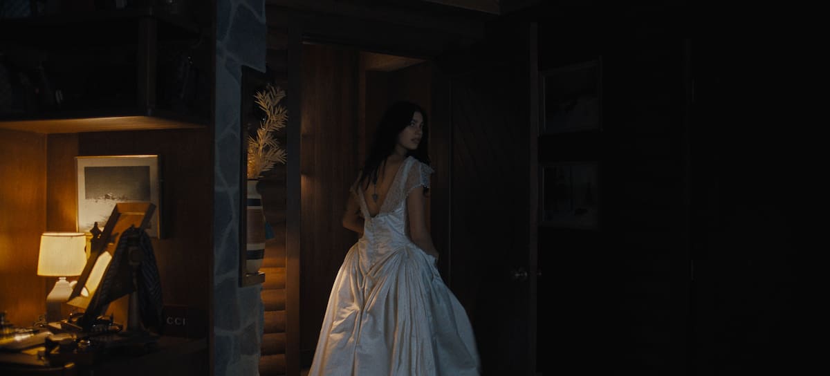 Camila Morrone en una escena de la serie 'Algo terrible está a punto de suceder' (Netflix)