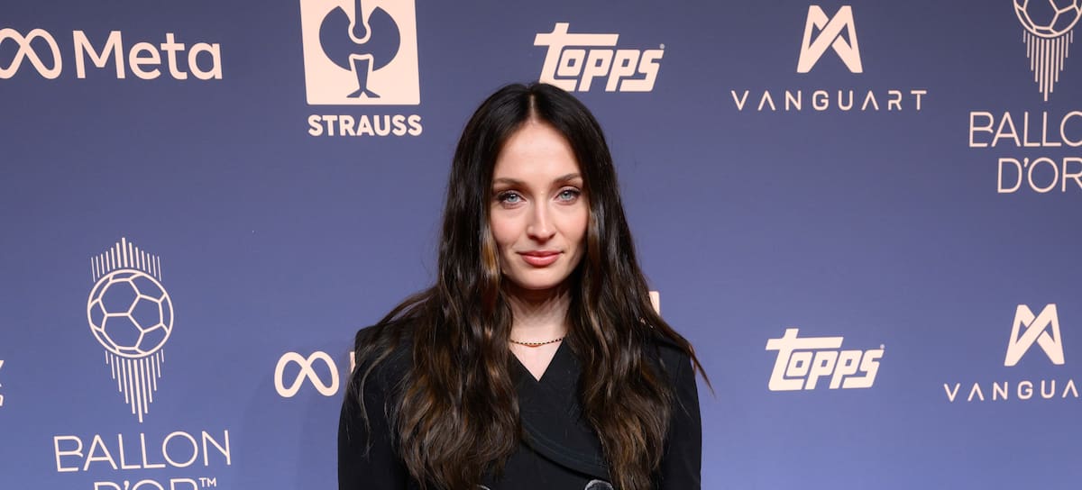 Sophie Turner posa a su llegada a la 70ª edición del Balón de Oro.