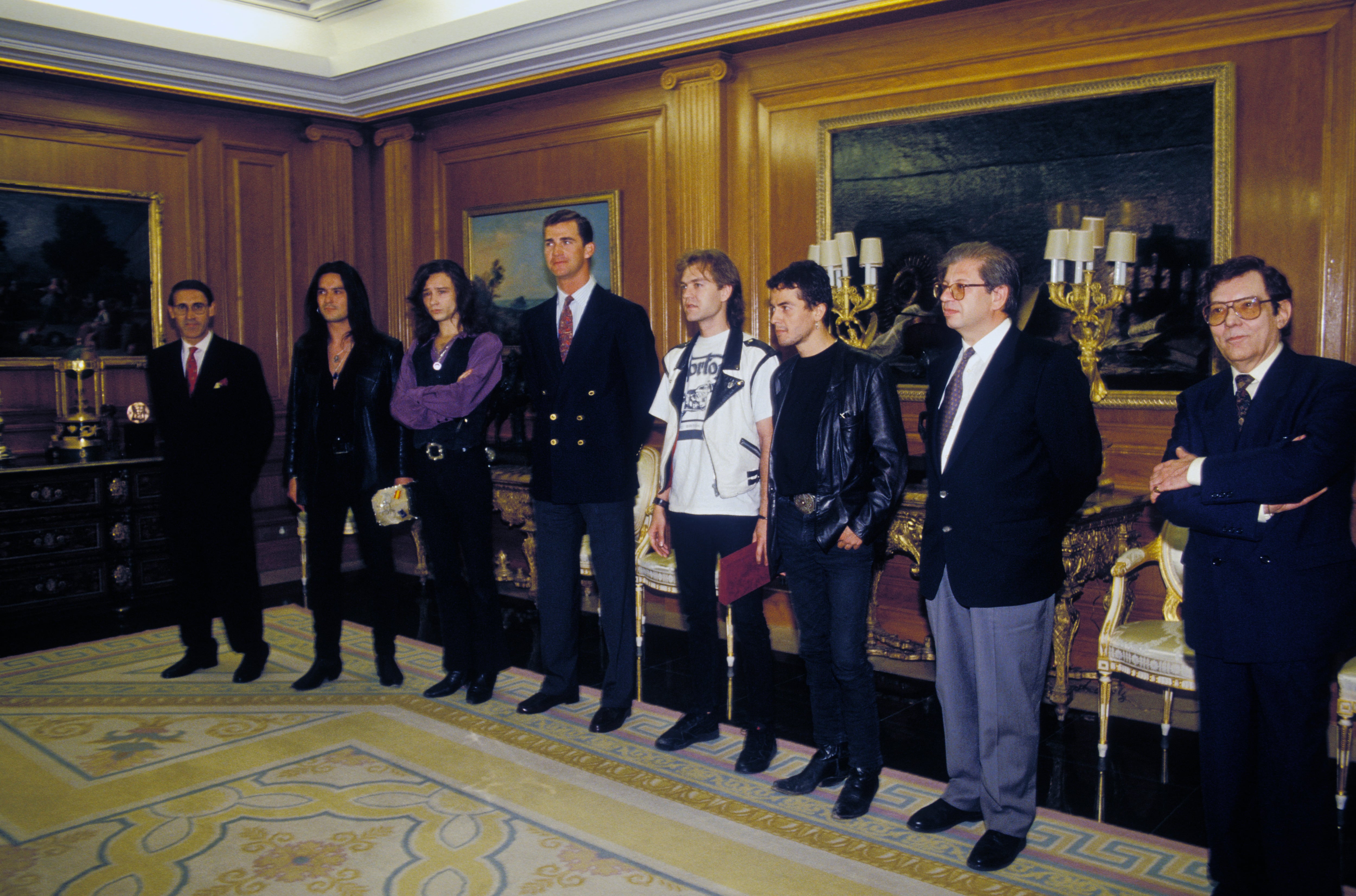 1 de enero de 1993. Los integrantes del grupo musical Héroes del Silencio son recibidos por Felipe de Borbón, príncipe de España. (Foto de Sofia Moro/Cover/Getty Images)