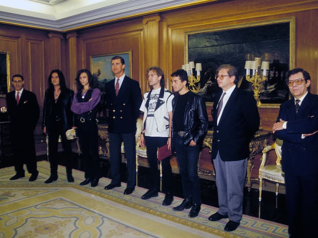 1 de enero de 1993. Los integrantes del grupo musical Héroes del Silencio son recibidos por Felipe de Borbón, príncipe de España. (Foto de Sofia Moro/Cover/Getty Images)