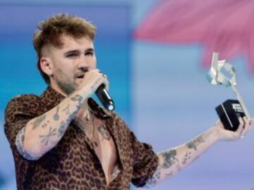 Dani Fernández no ha podido evitar las lágrimas al recibir su premio como mejor artista en LOS40 Music Awards