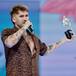 Dani Fernández no ha podido evitar las lágrimas al recibir su premio como mejor artista en LOS40 Music Awards