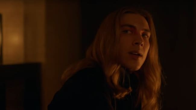 Cody Fern como el mal personificado en 'American Horror Story: Apocalypse'.