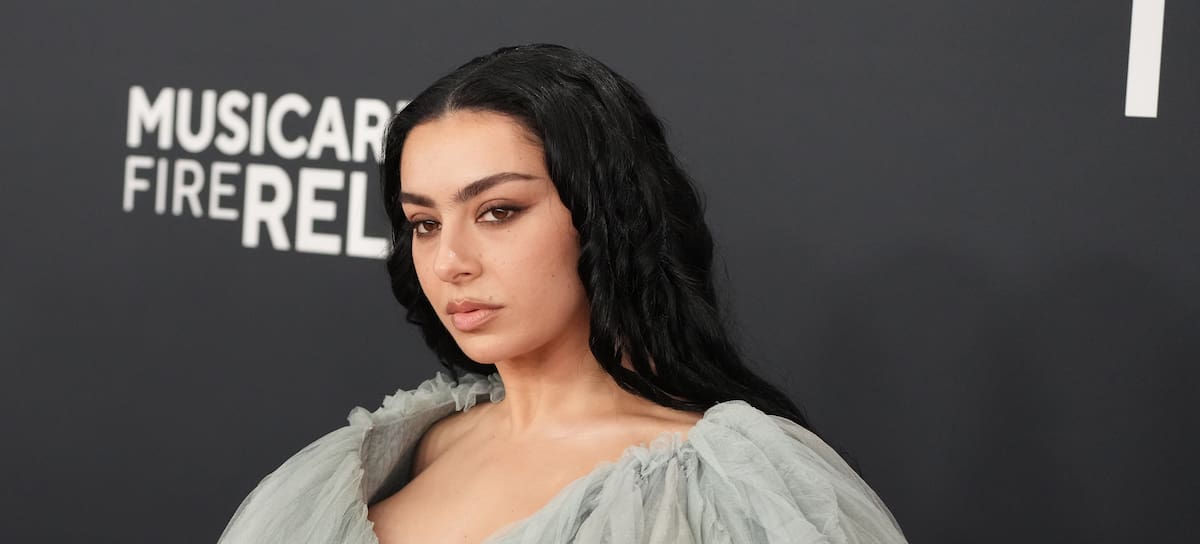 Charli XCX asiste a la 67.ª edición de los premios GRAMMY en el Crypto.com Arena el 2 de febrero de 2025 en Los Ángeles, California.
