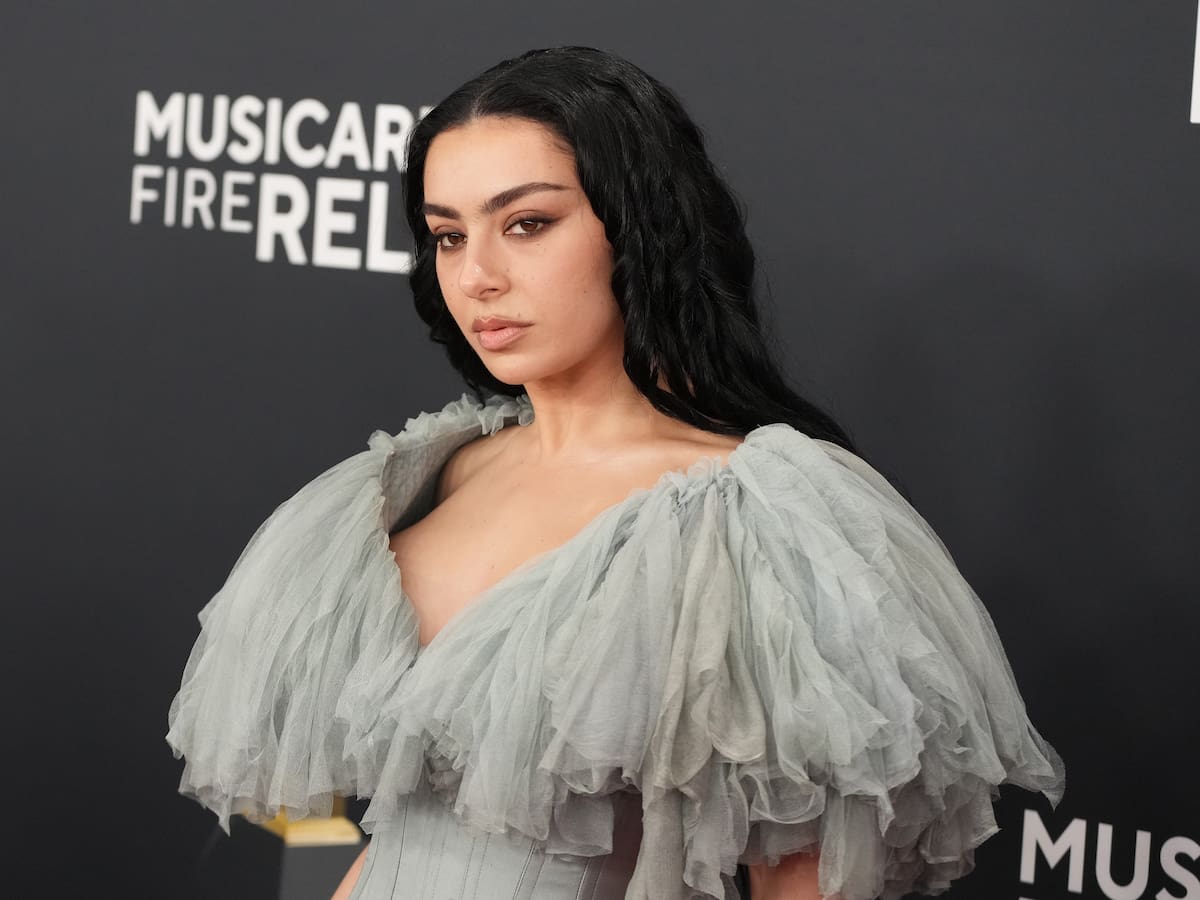 Charli XCX publica el videoclip de ‘Playboy Bunny’ como la cara B de ‘SS26’