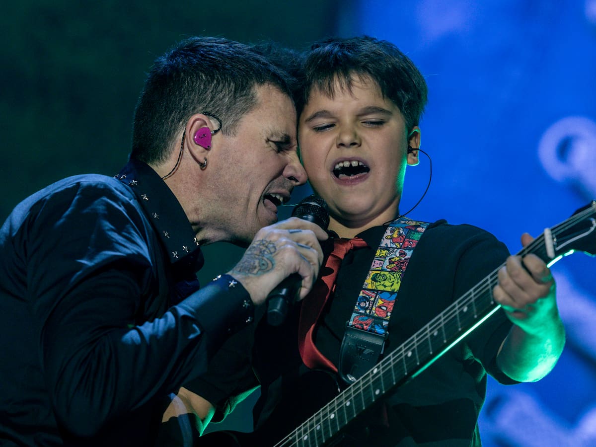 El emotivo gesto de Dani Martín con Oli, el hijo de Rulo, en su concierto: un homenaje al cielo con 'Volverá'