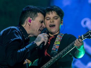 El emotivo gesto de Dani Martín con Oli, el hijo de Rulo, en su concierto: un homenaje al cielo con 'Volverá'