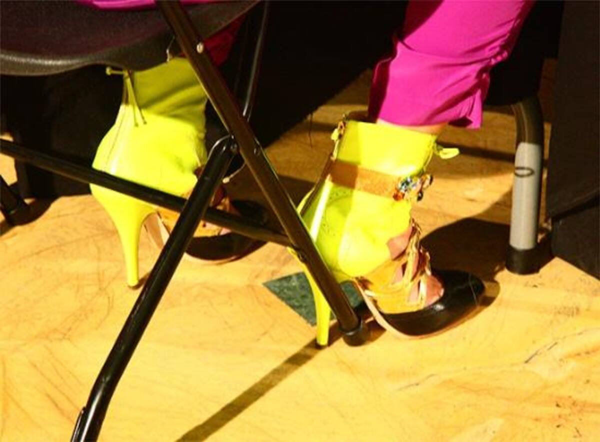 Detalle de los llamativos zapatos de Kate Ryan, que también lució varios modelitos durante la velada.